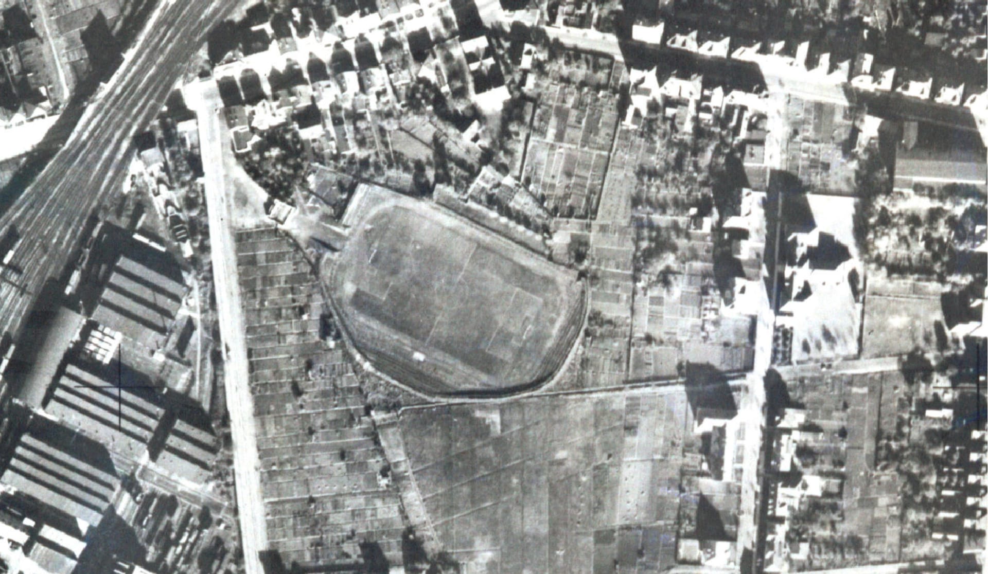 „Luftaufnahme der Bremer Brücke im Jahr 1935 – Stadion mit sichtbaren Tribünen und Spielfeld, umgeben von Gebäuden und Straßen“