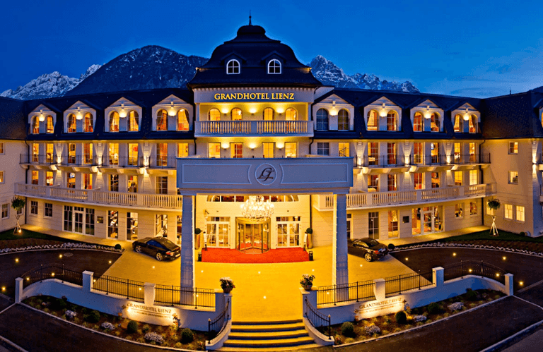 Trainingslager in Lienz: VfL bezieht Quartier im Grandhotel
