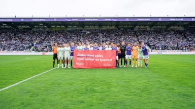 VfL Osnabrück und Hertha BSC halten Banner von Terre des Hommes beim Aktionsspieltag