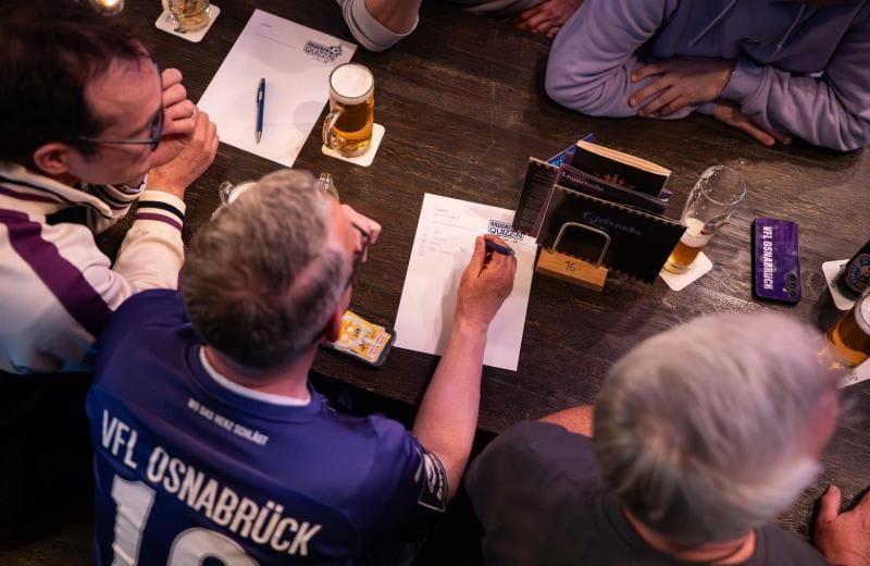 „Brücken Quizz‘n“ begeistert VfL-Fans in der Lagerhalle
