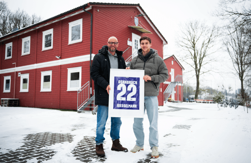 Debütant Bernd Riesselmann verewigt Trikot im Nachwuchsleistungszentrum