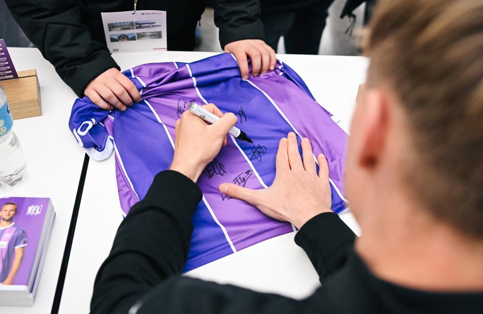 Großer Andrang bei Fanshoperöffnung & Autogrammstunde