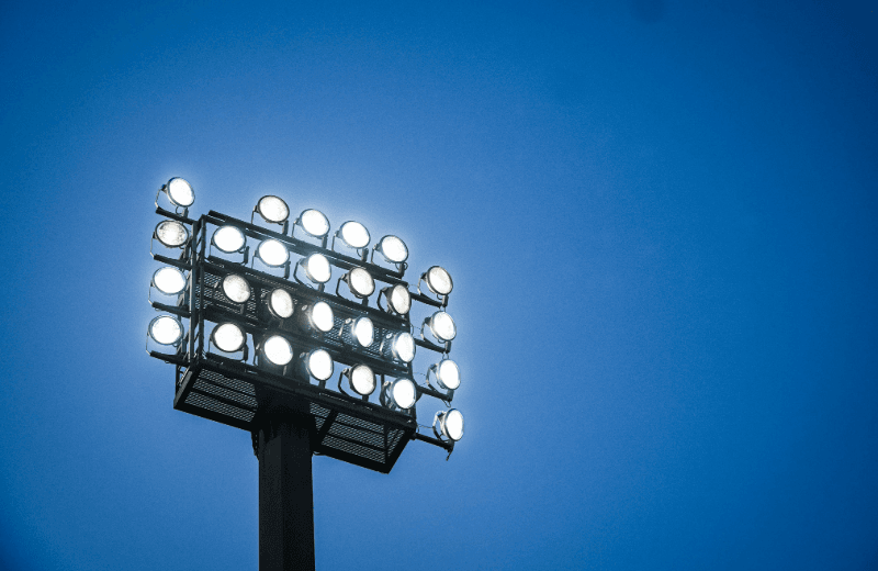 Flutlicht-Heimspiel gegen Regensburg: Affenfelsen ausverkauft
