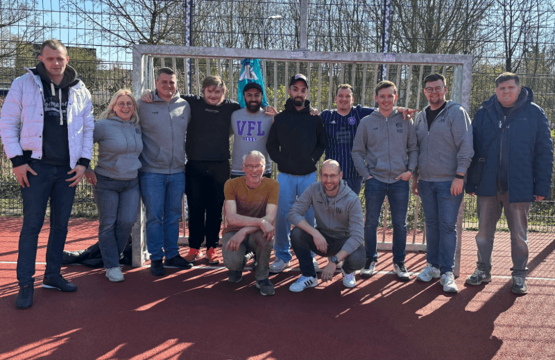 Besondere Begegnungen und ein Highlight auf dem Rasen: HHO-Fußballgruppe trainiert mit dem VfL-Co-Trainer