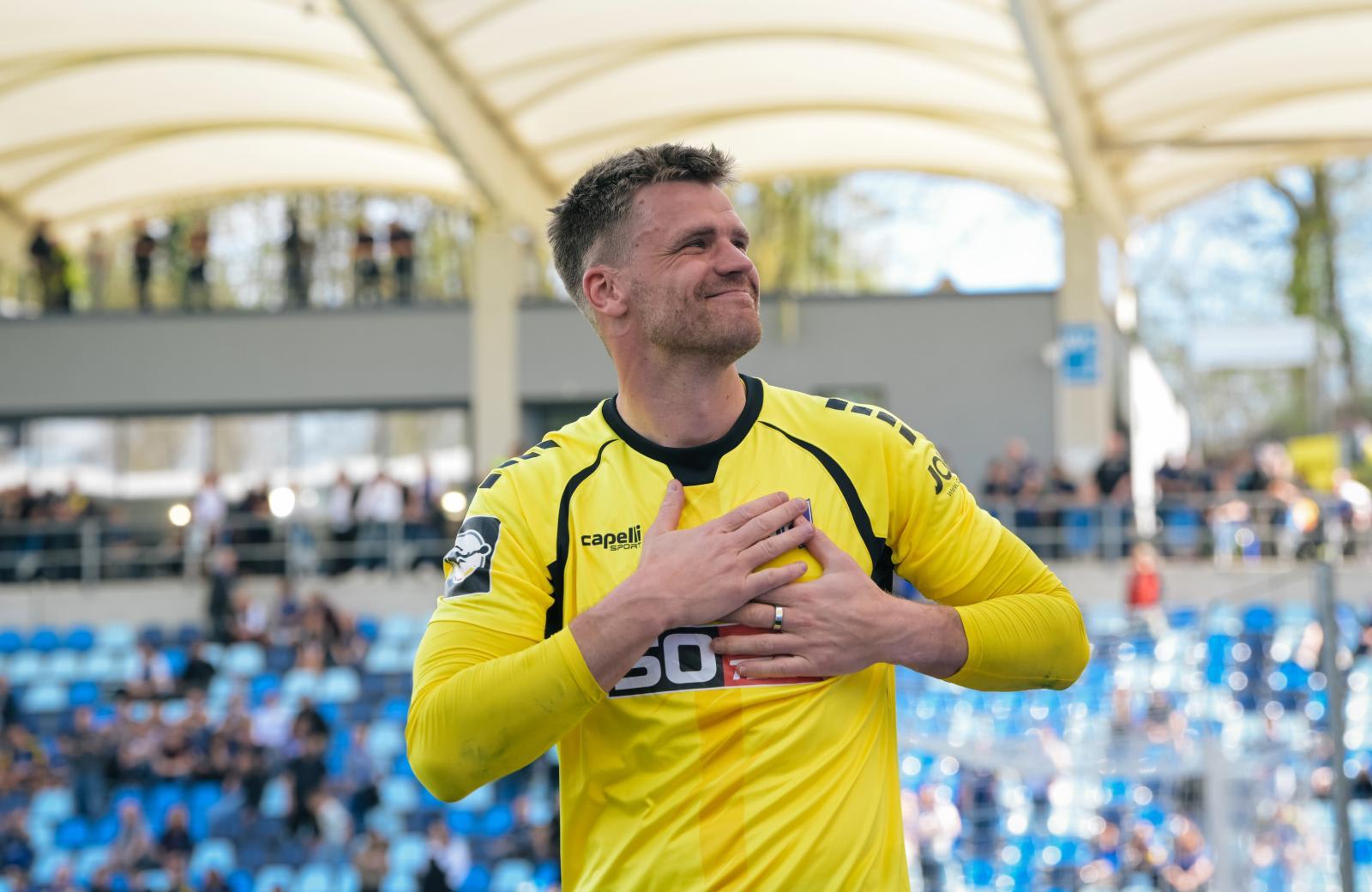 „Ich versuche meinen Teamkollegen zu zeigen, dass sie mir vertrauen können“ – Torwart Lukas Jonsson im Interview