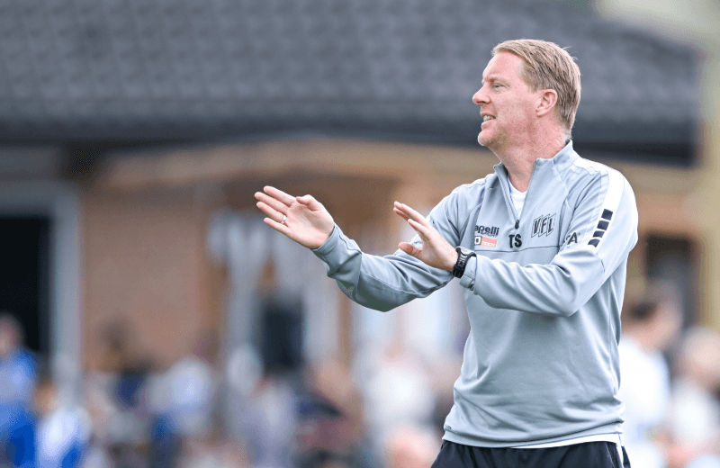 „Die Truppe macht es allen, die neu kommen, extrem leicht“ – Interview mit Cheftrainer Timo Schultz nach dem Testspiel gegen den SV Büren 2010