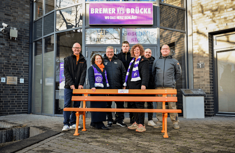 Sichtbares Zeichen gegen Gewalt an Frauen: Zwei orangefarbene Bänke an der Bremer Brücke