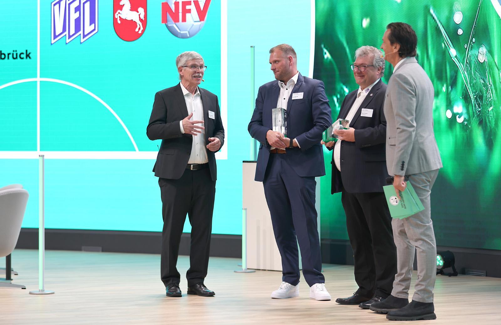 Sepp-Herberger-Awards 2025: DFB-Vizepräsident Schaffert übergibt Preis an den VfL Osnabrück