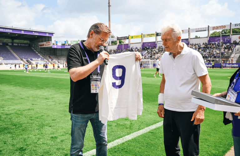 Zum 80. Geburtstag von „Siggi“ Müller: Ex-Kapitän übergibt Trikot an VfL-Museum