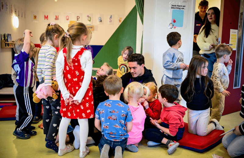 VfL-Spieler beim Vorlesetag im Kindergarten