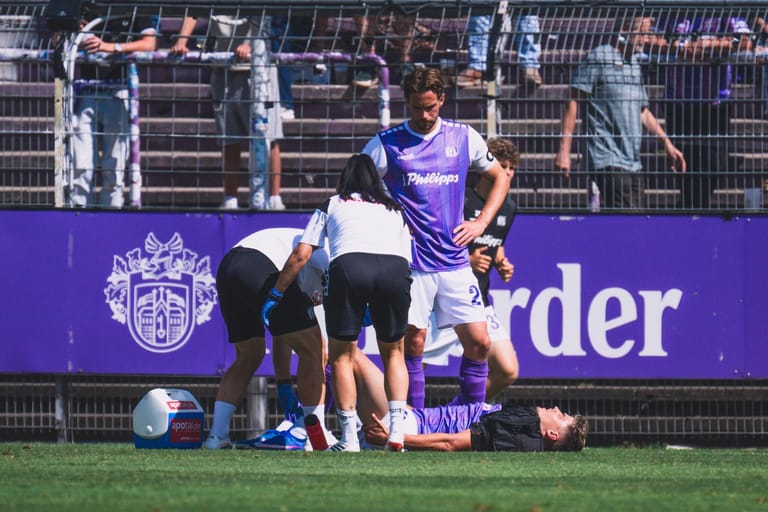 Jonas Wening wird beim Test gegen den SC Paderborn 07 behandelt