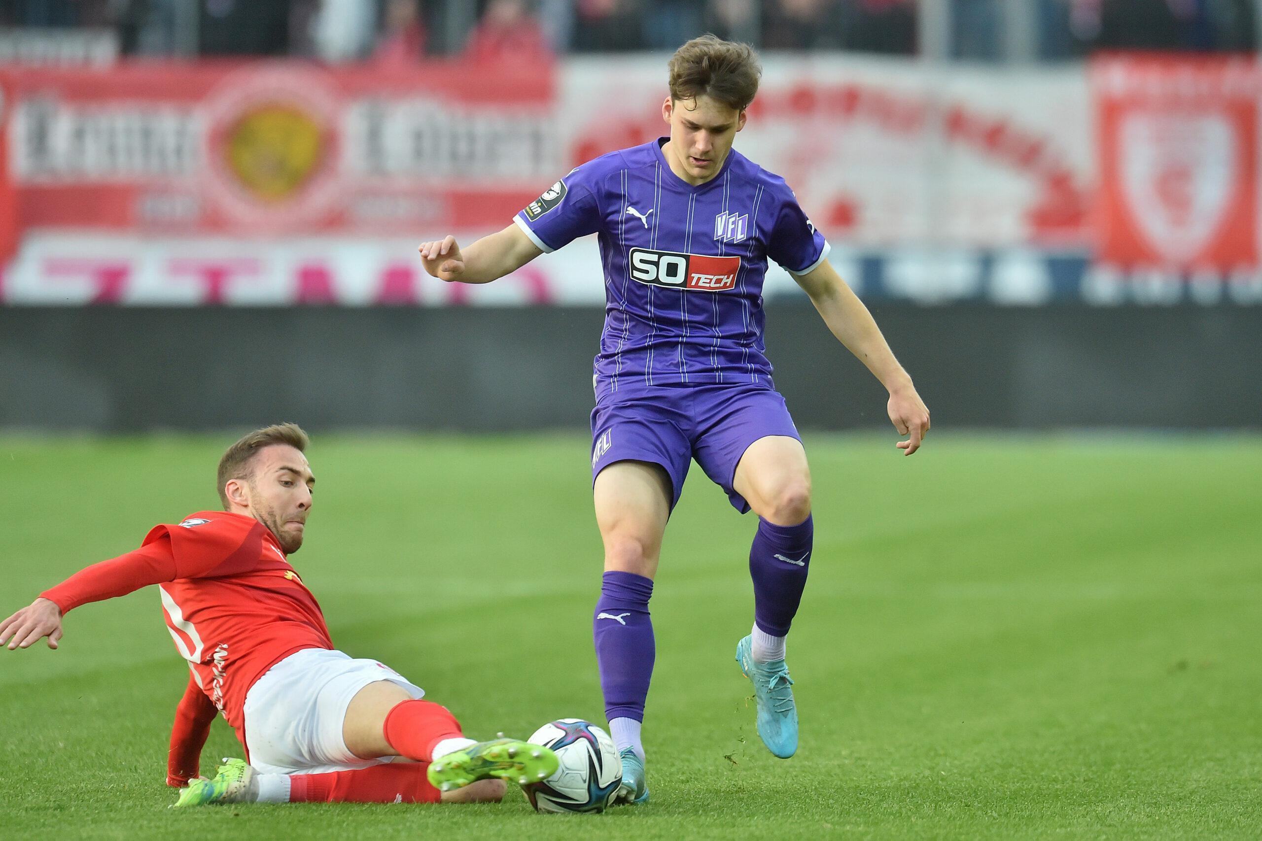 goalkeeper Niclas Thiede of SC Verl looks on during the 3. Liga match  News Photo - Getty Images