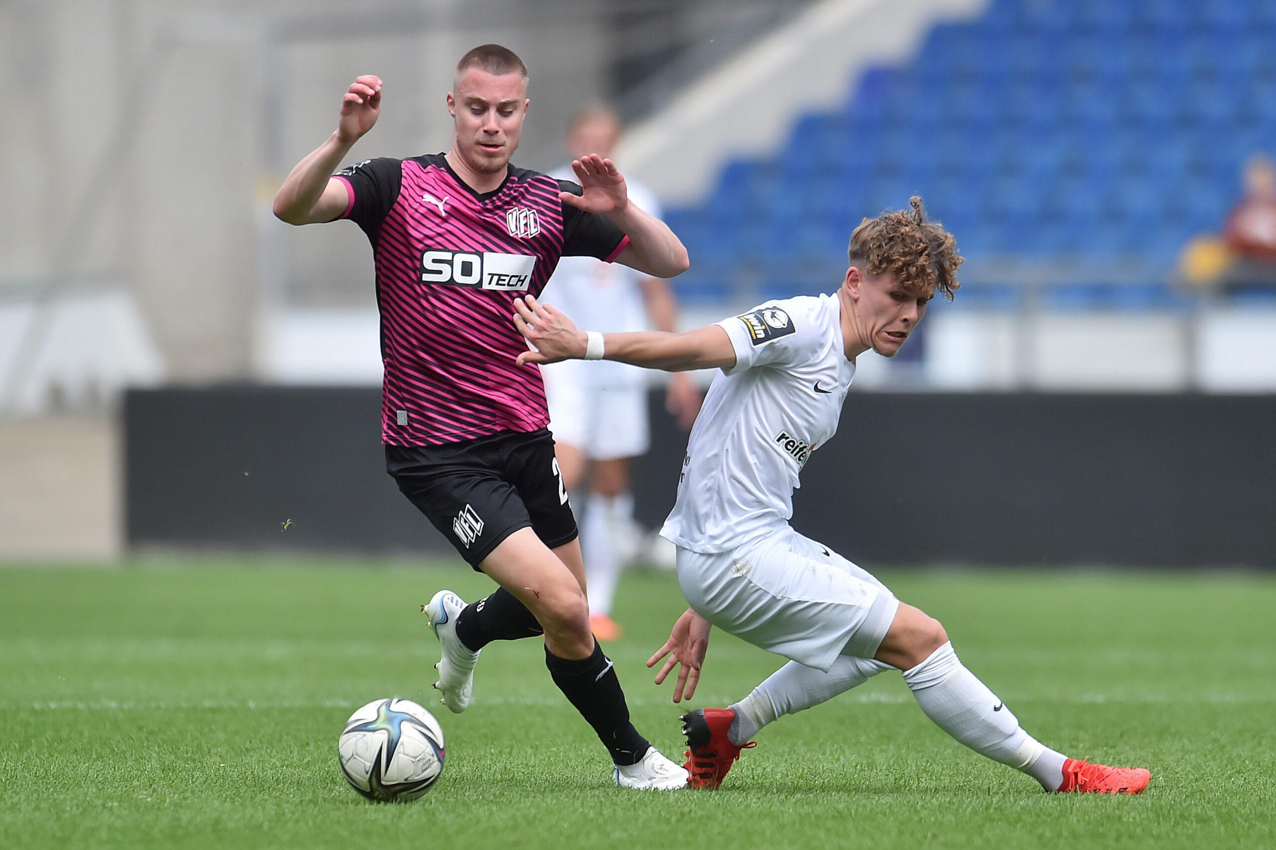 Fynn Lakenmacher TSV 1860 Muenchen, 19 in duel with Max Rosenfelder SC Freiburg  II, 16 GER, TSV